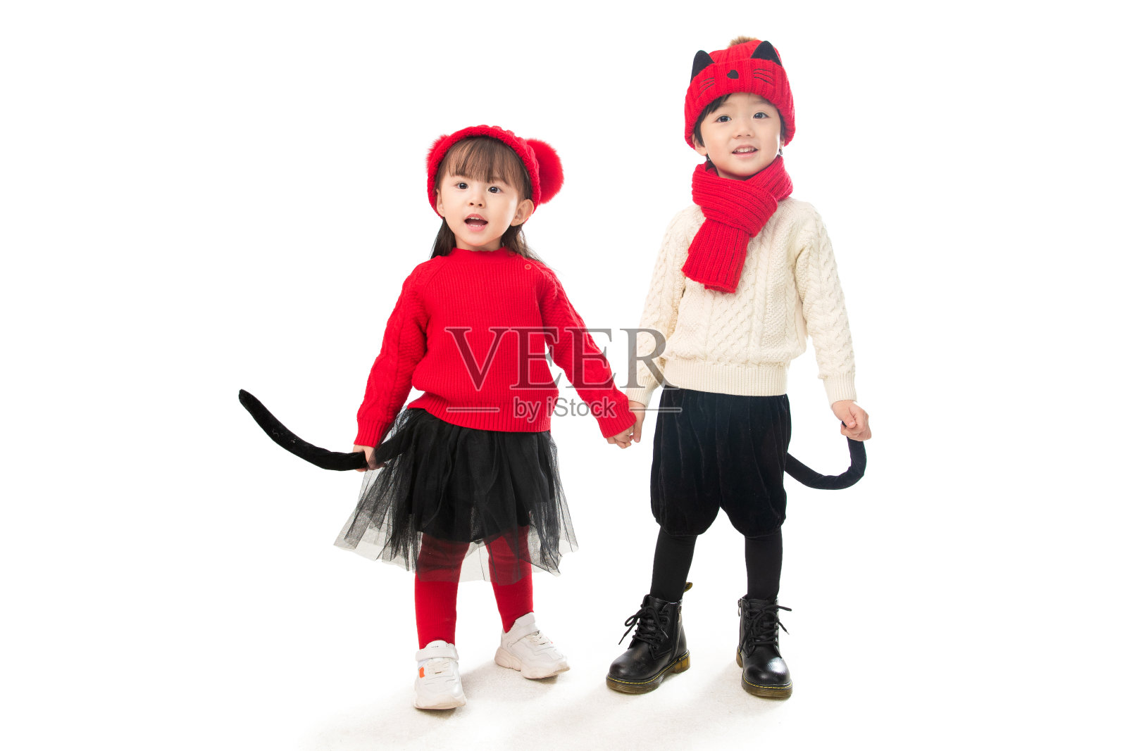 两个小朋友庆祝新年照片摄影图片