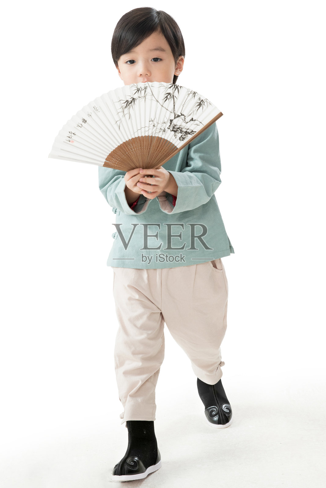 可爱的的小男孩拿着扇子玩耍照片摄影图片