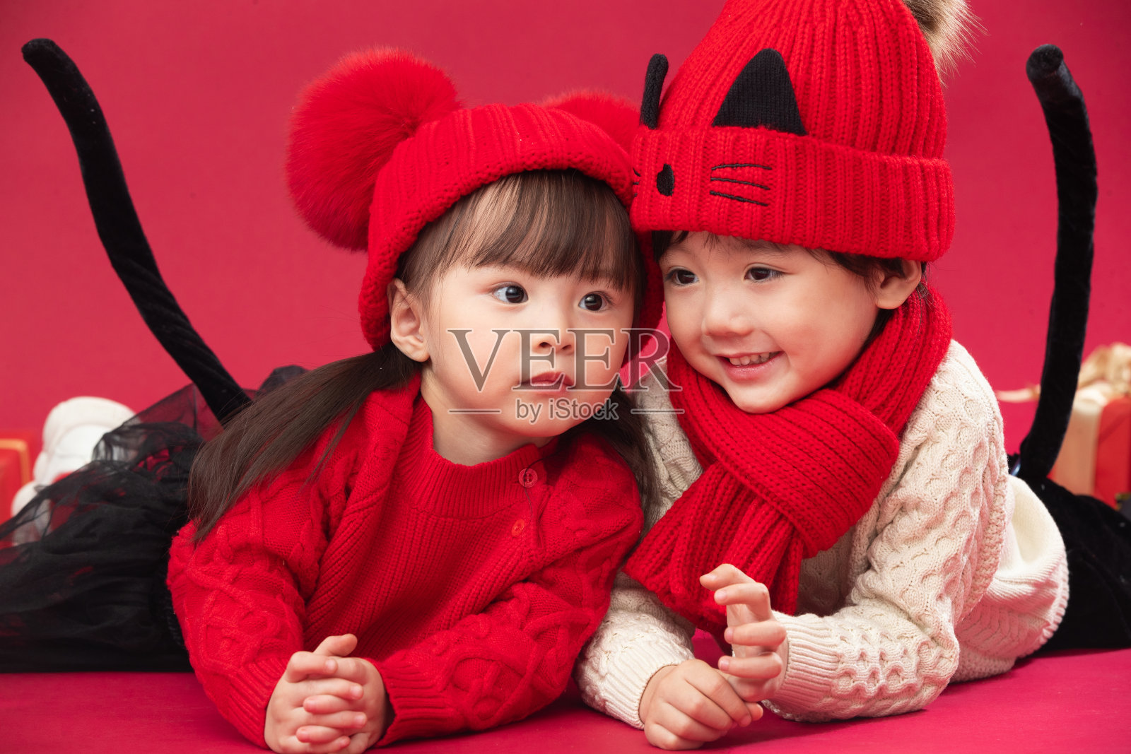 两个小朋友趴在地上玩耍照片摄影图片