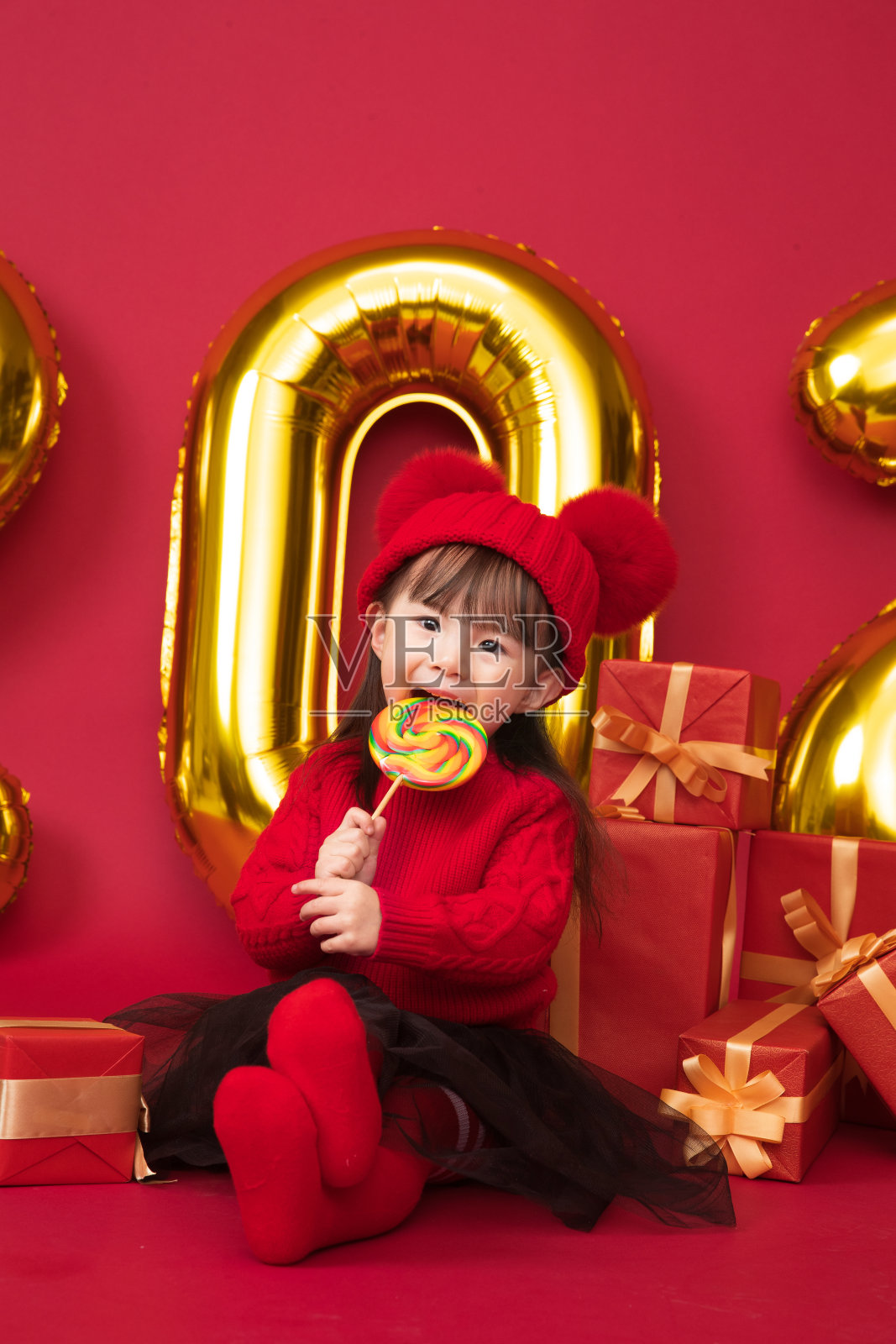 可爱的小女孩吃棒棒糖照片摄影图片