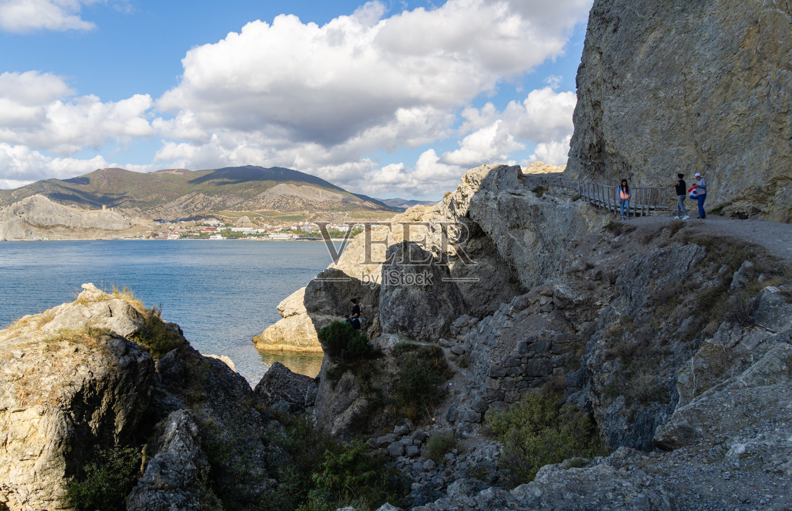 克里米亚半岛苏达克市周边黑海岩石海岸的阿尔查克山徒步小径，景色优美。苏达克，克里米亚，俄罗斯”2013年10月2日照片摄影图片