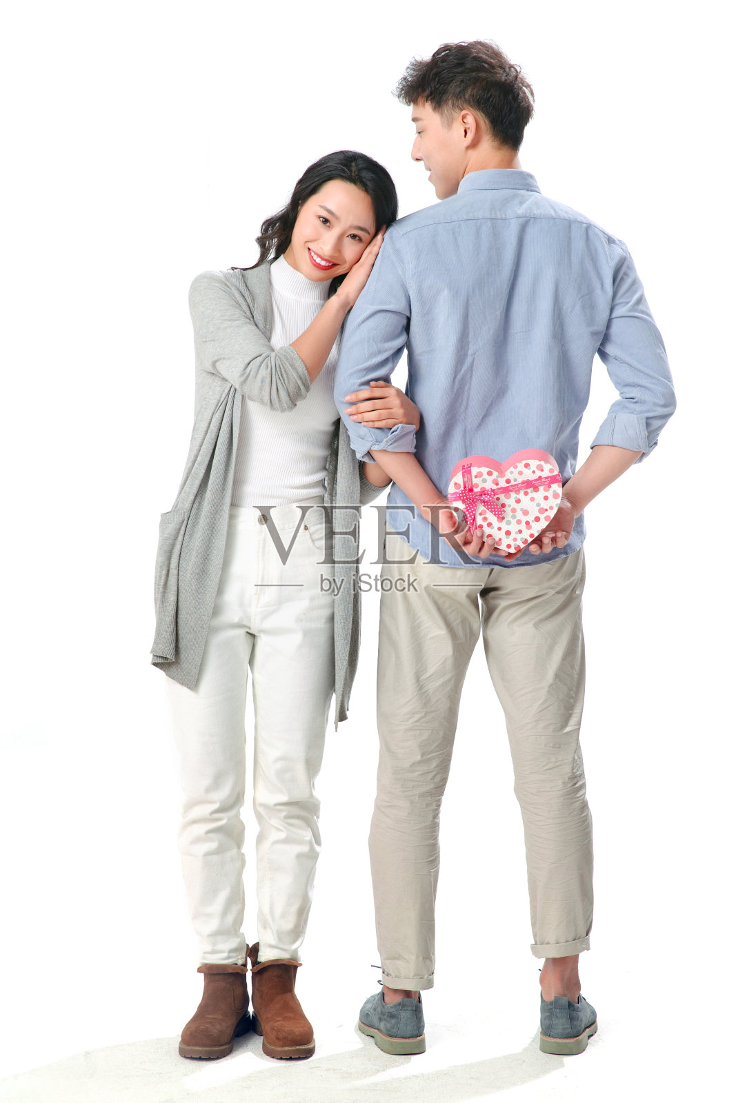 青年男人送女朋友礼物照片摄影图片