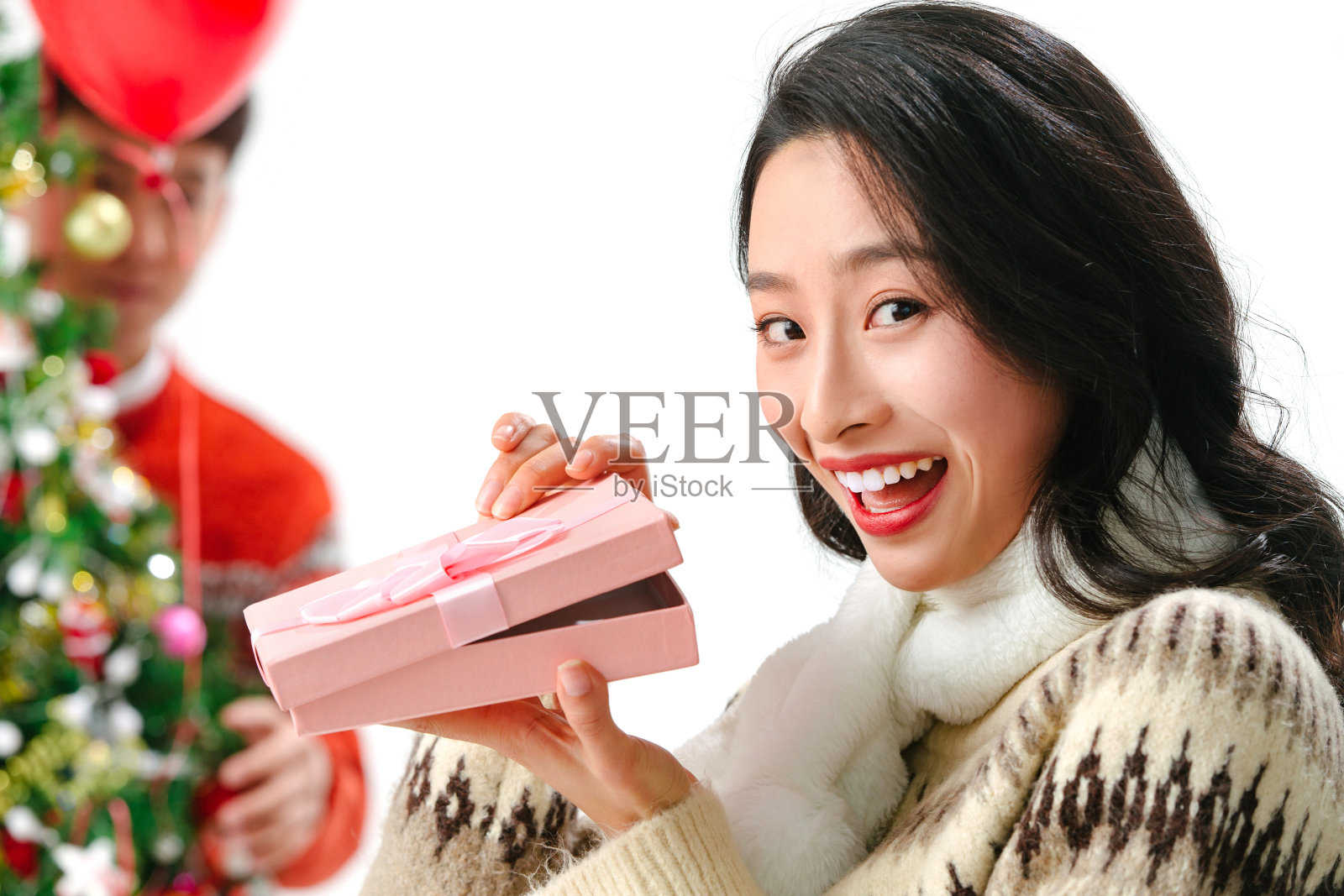 青年男人送女朋友圣诞礼物照片摄影图片