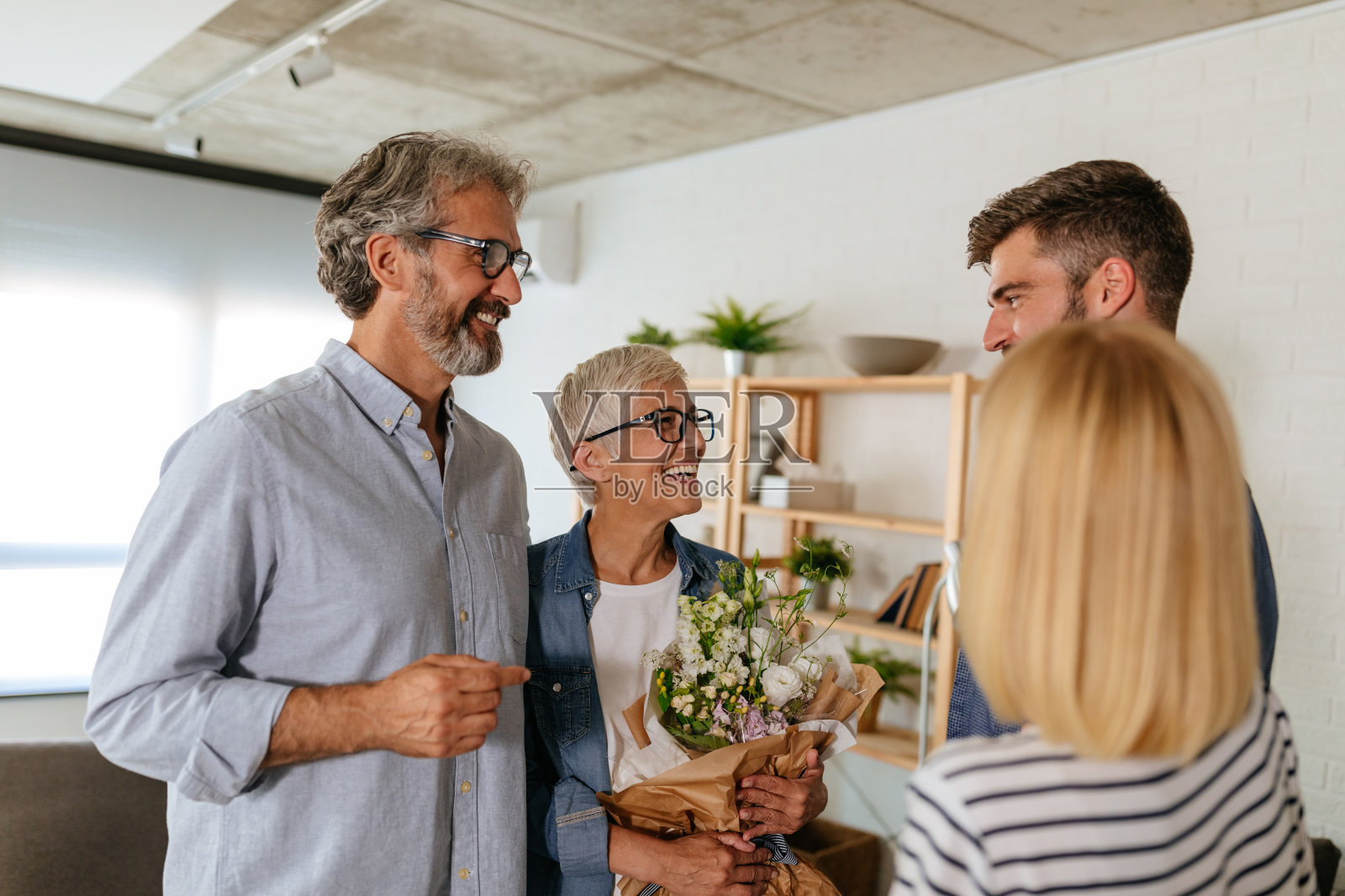 周末探望意义重大照片摄影图片
