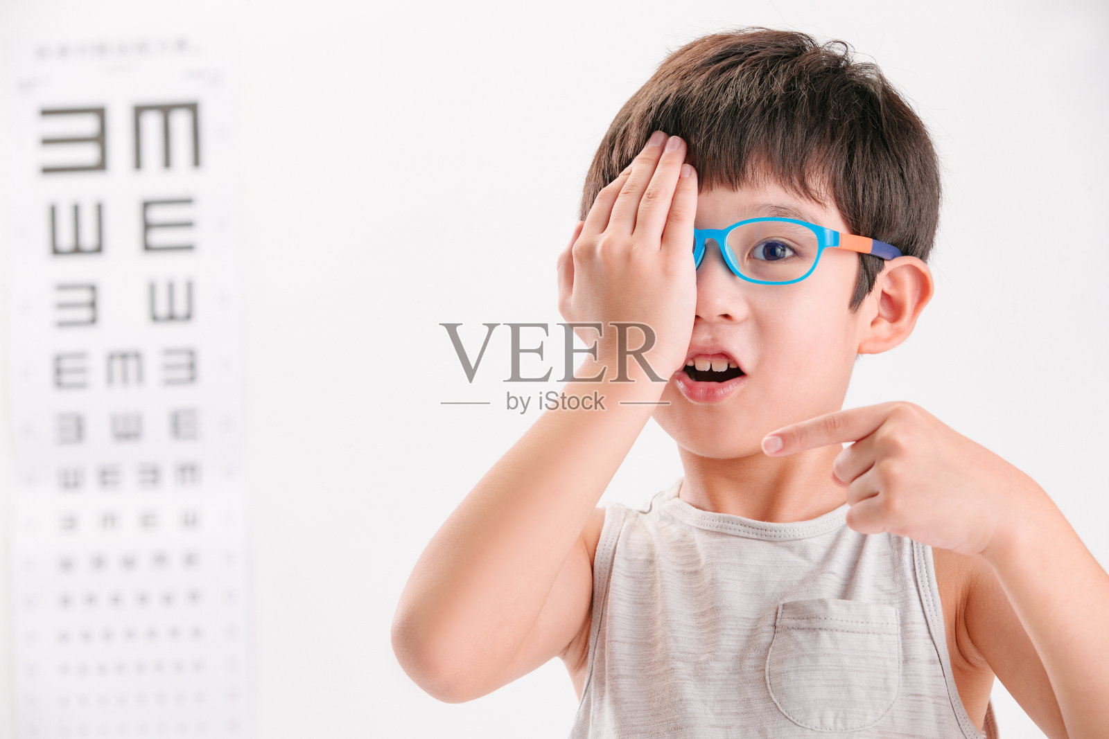 小男孩测视力照片摄影图片
