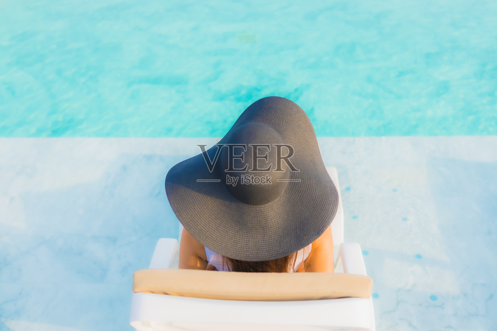 肖像美丽的年轻亚洲女人快乐的微笑放松周围的户外游泳池在酒店度假村照片摄影图片