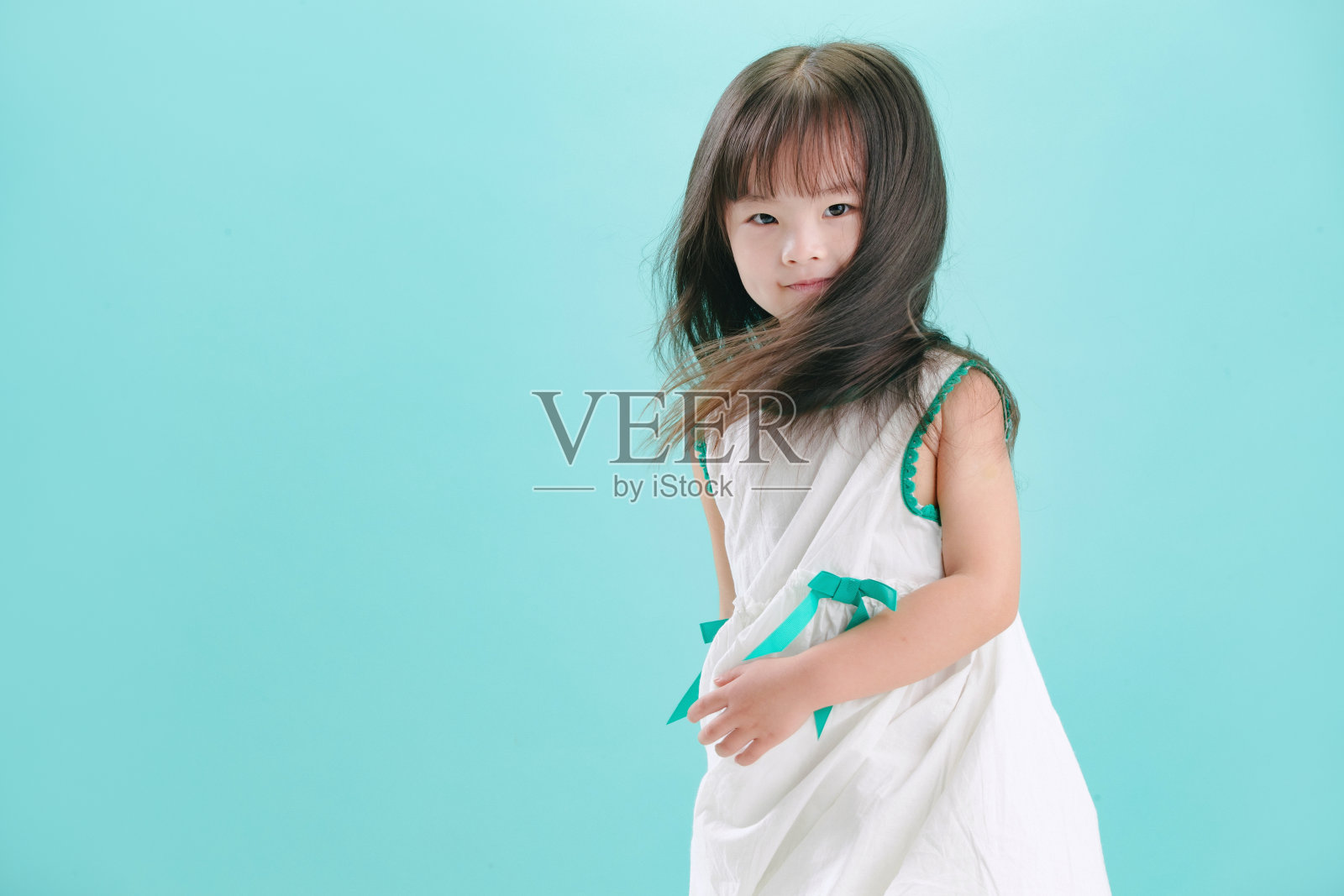 长发飘飘的可爱小女孩照片摄影图片