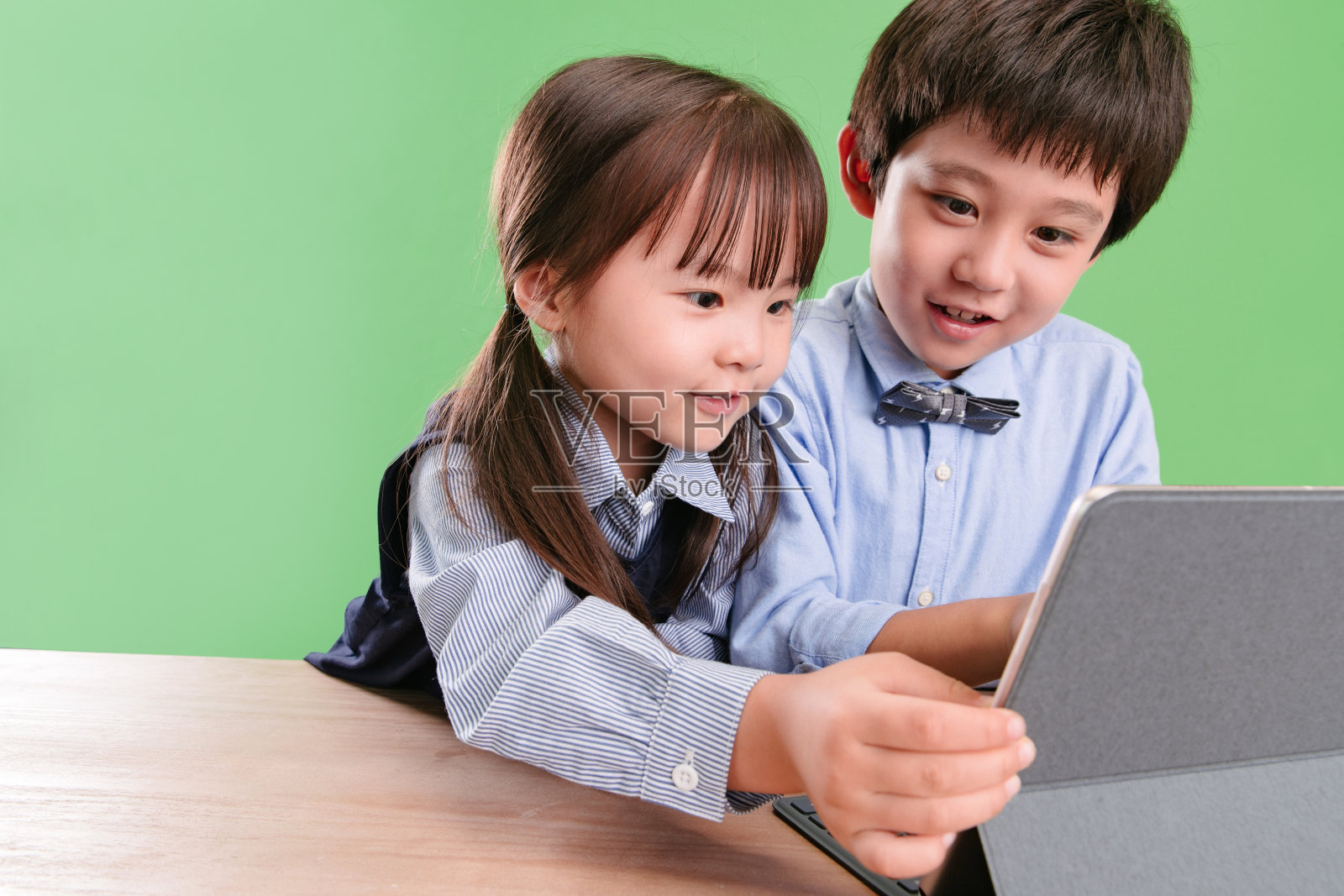 两个小伙伴使用平板电脑照片摄影图片