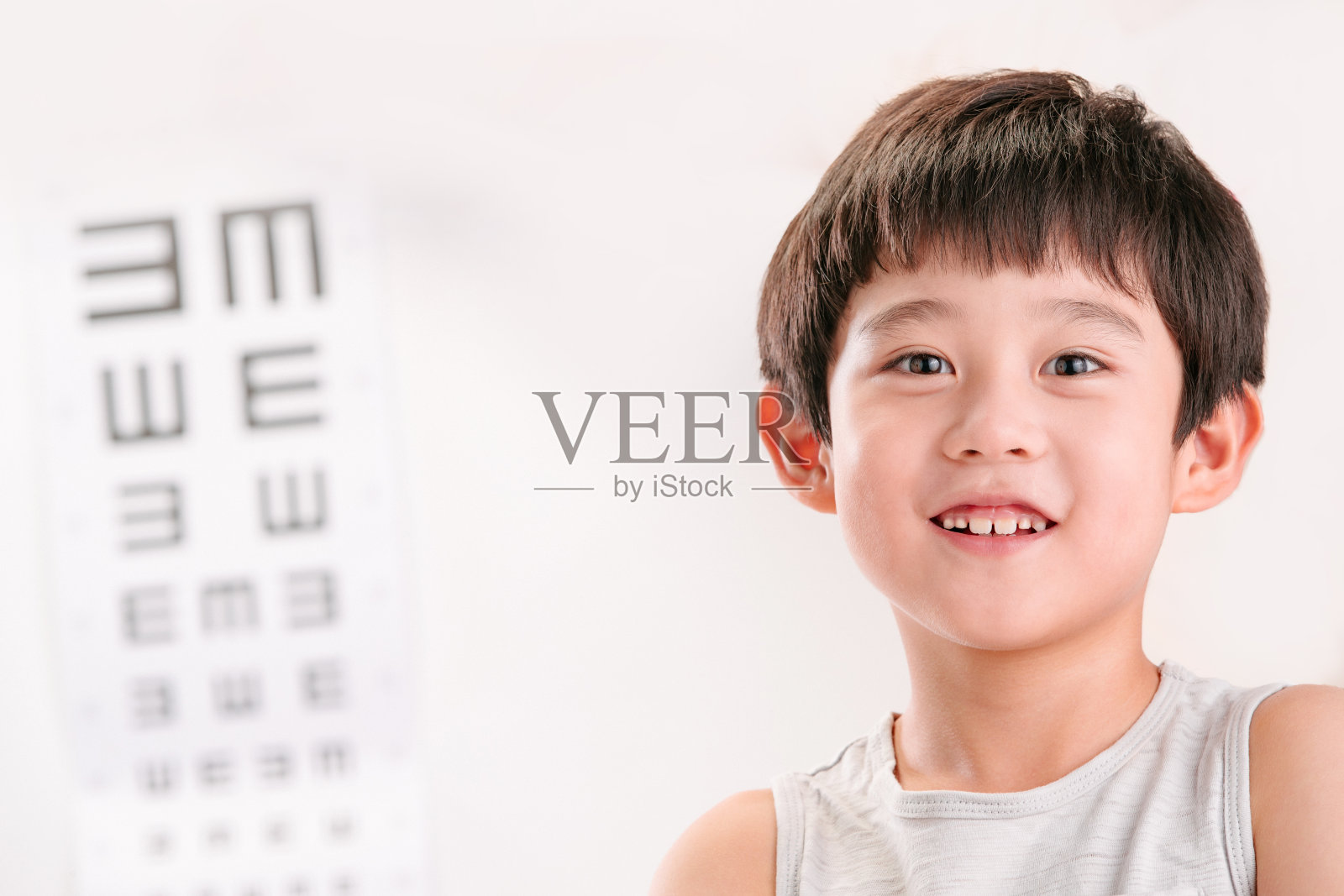 小男孩和视力表照片摄影图片