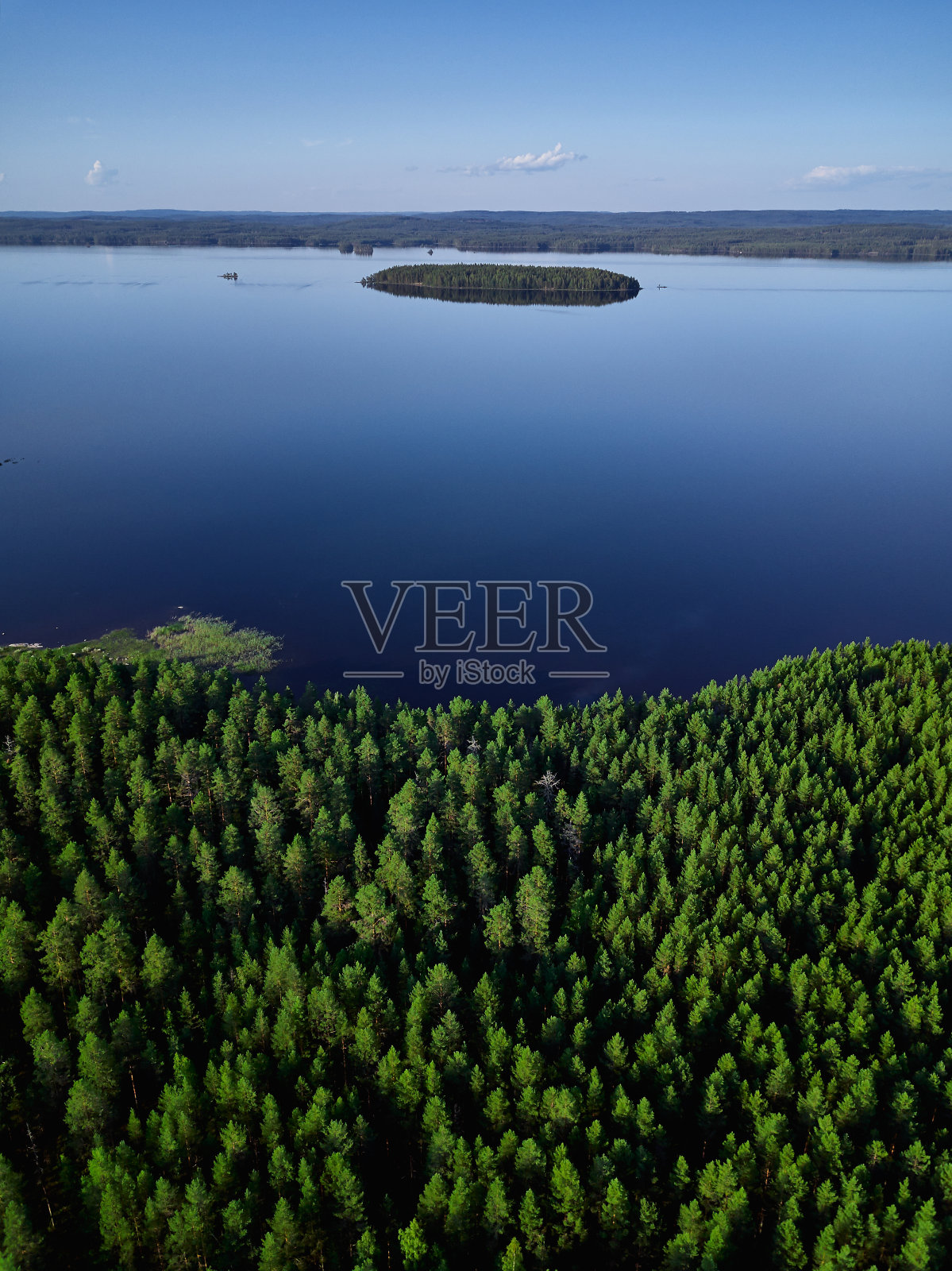 湖泊，岛屿和森林鸟瞰图。国家公园Koli。芬兰北卡累利阿的自然。照片摄影图片