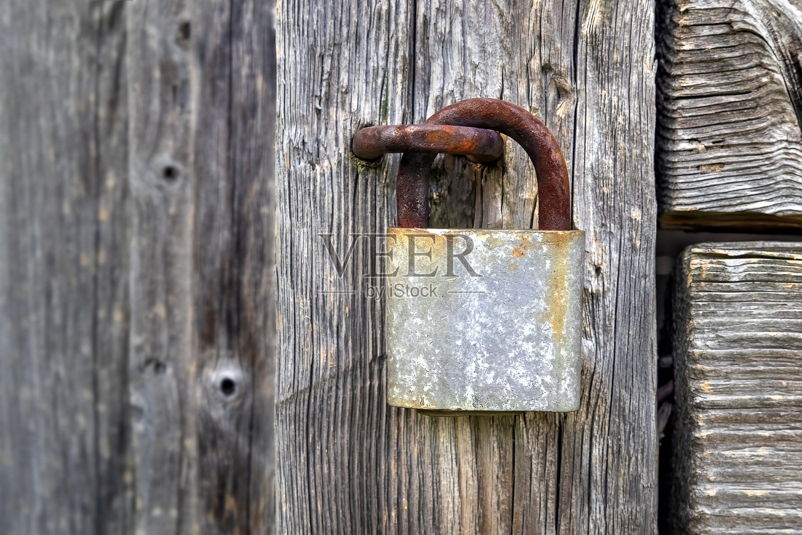 老房子木门上生锈的旧挂锁照片摄影图片