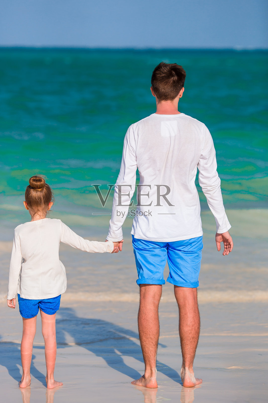 小女孩和快乐的爸爸在海滩度假玩得很开心照片摄影图片