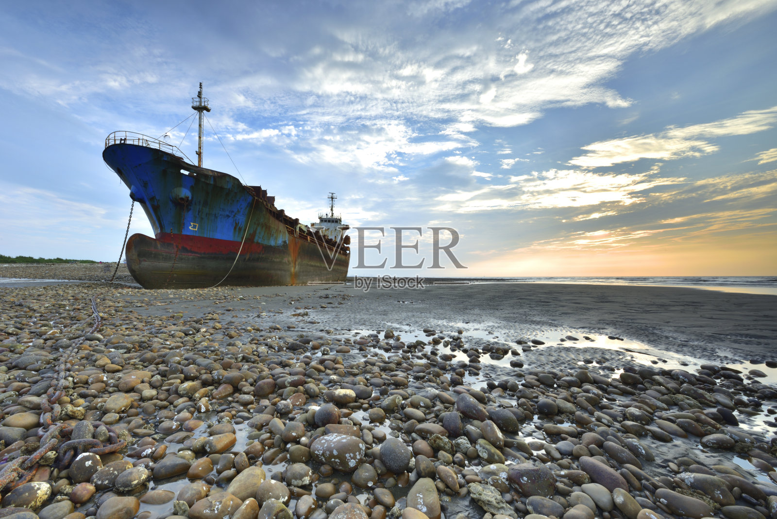 海滩上的旧船照片摄影图片