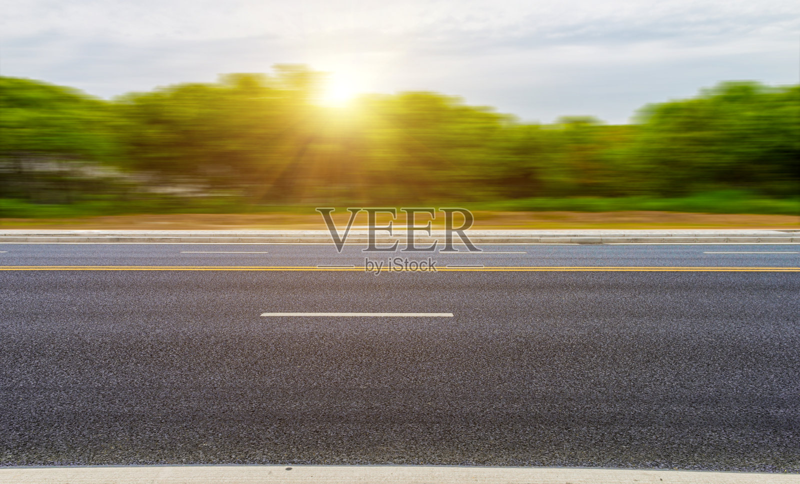 崭新的柏油路，蓝天白云下的树木照片摄影图片