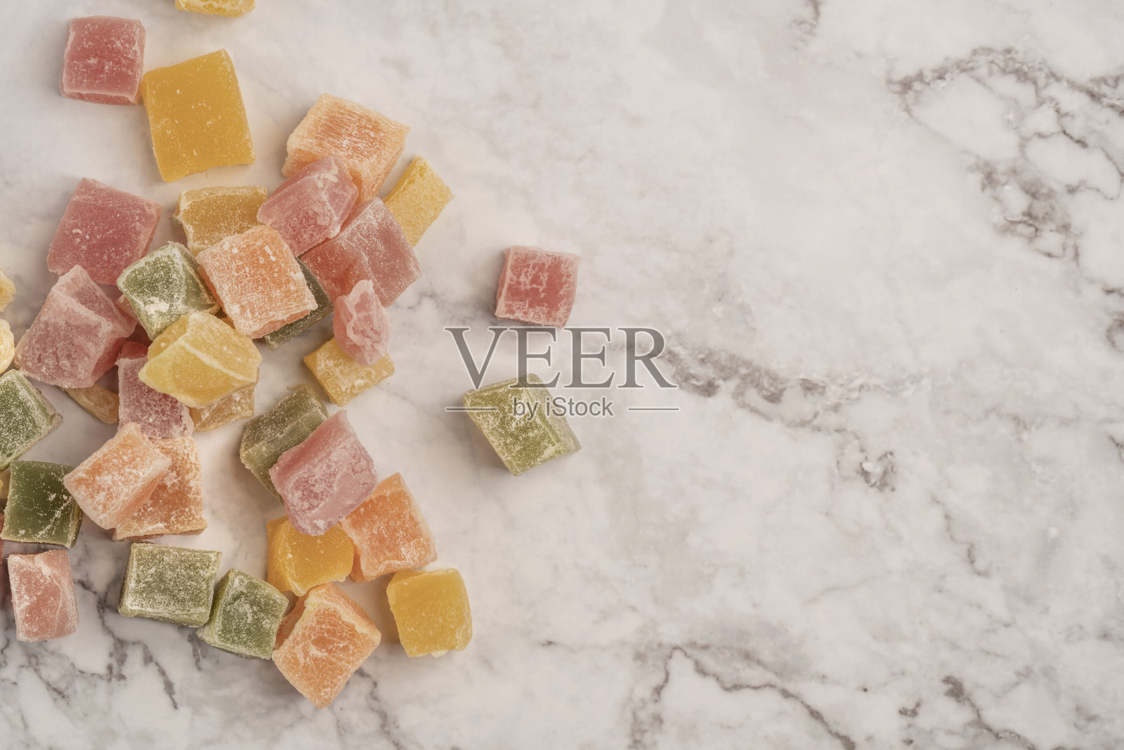 彩色的土耳其乐在大理石桌子与复印空间照片摄影图片