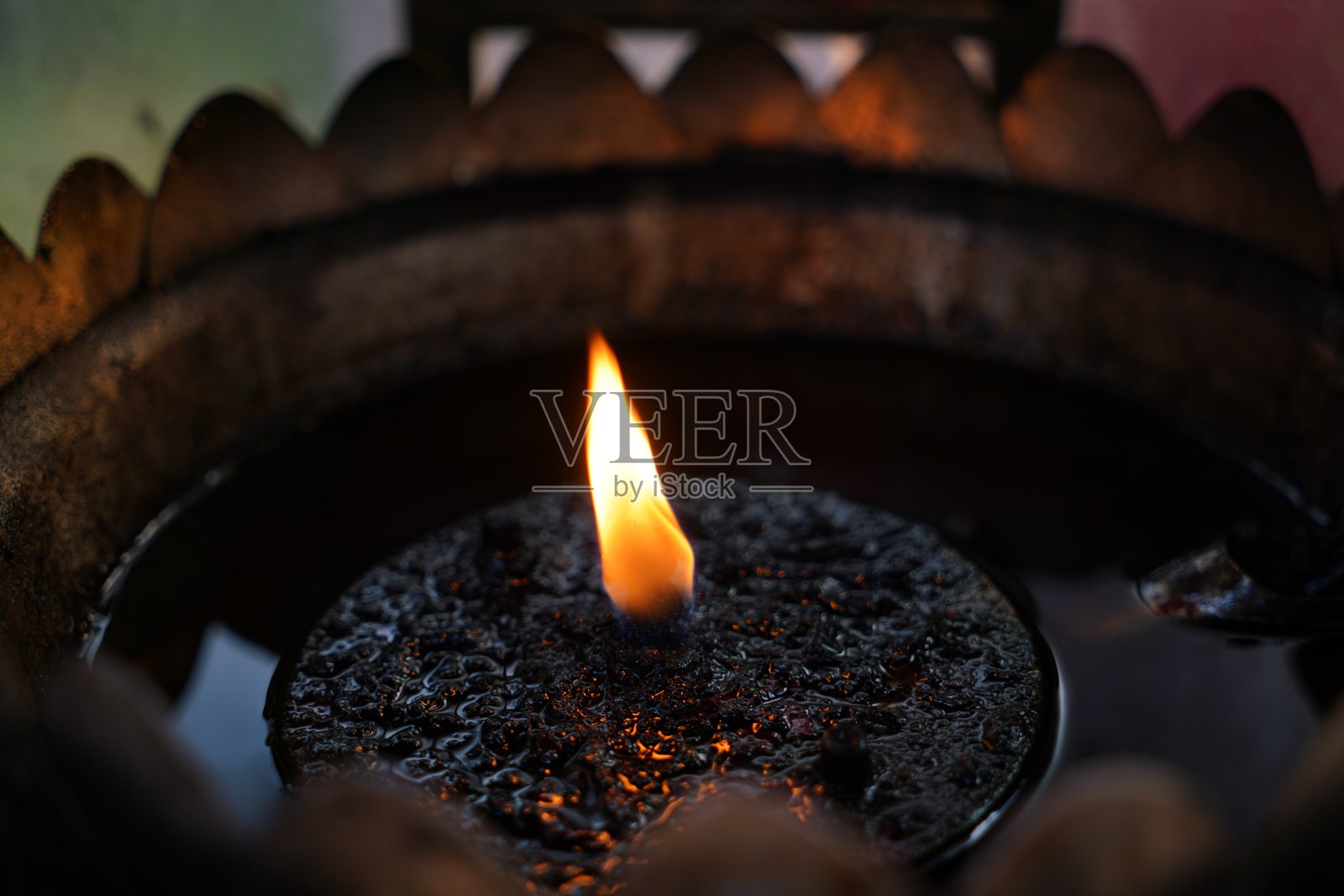 中国神龛里供奉的烛油。照片摄影图片