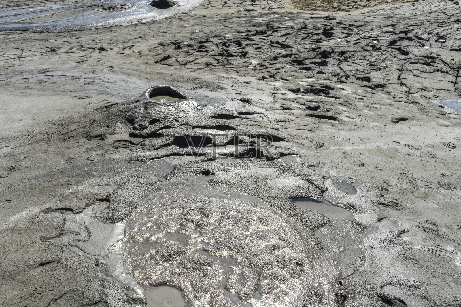 美丽的风景与Berca泥火山在Buzau，罗马尼亚照片摄影图片