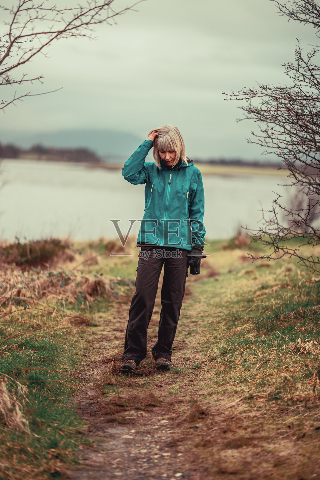 困惑而有压力的中年妇女照片摄影图片