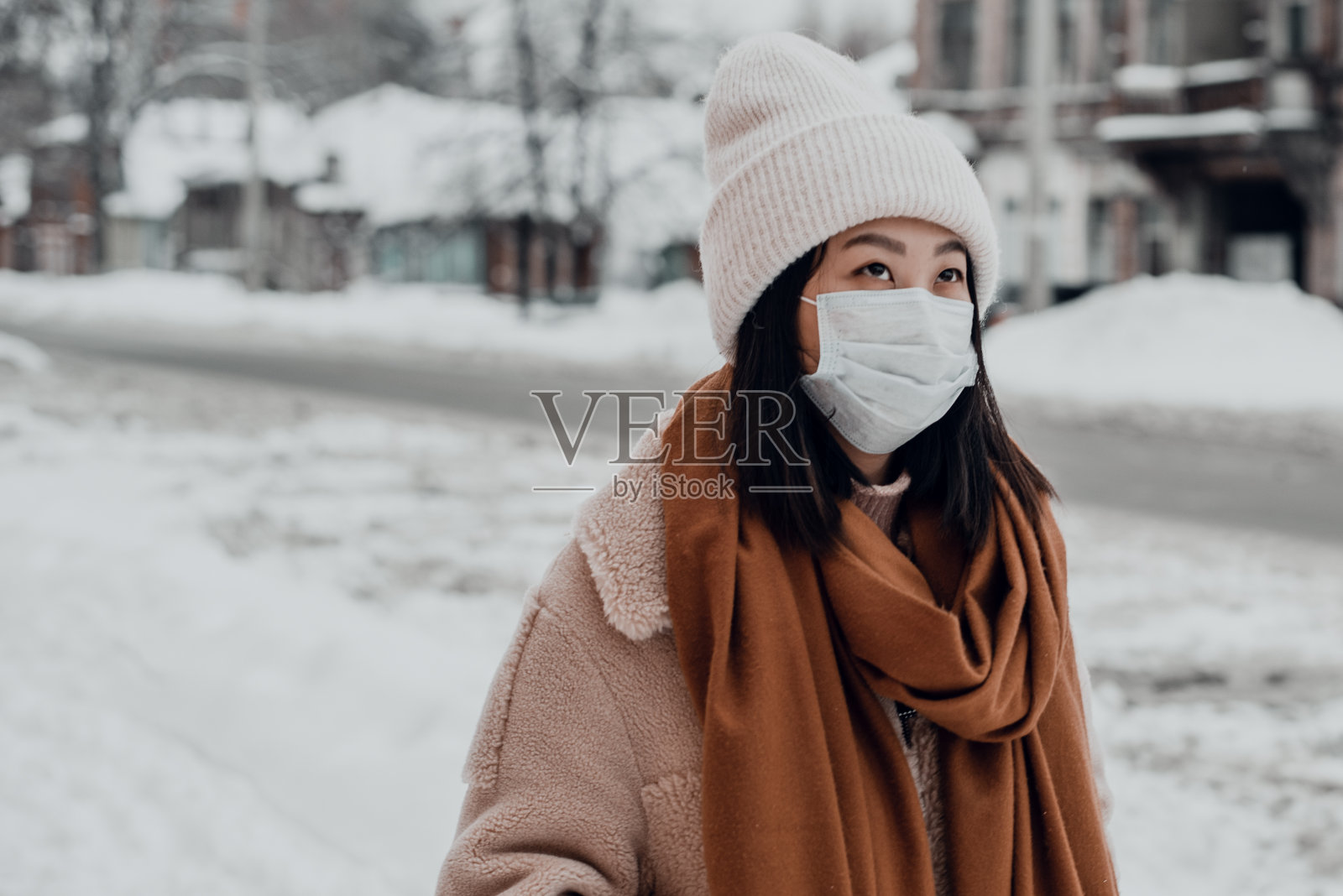 戴防护口罩的亚洲女子照片摄影图片