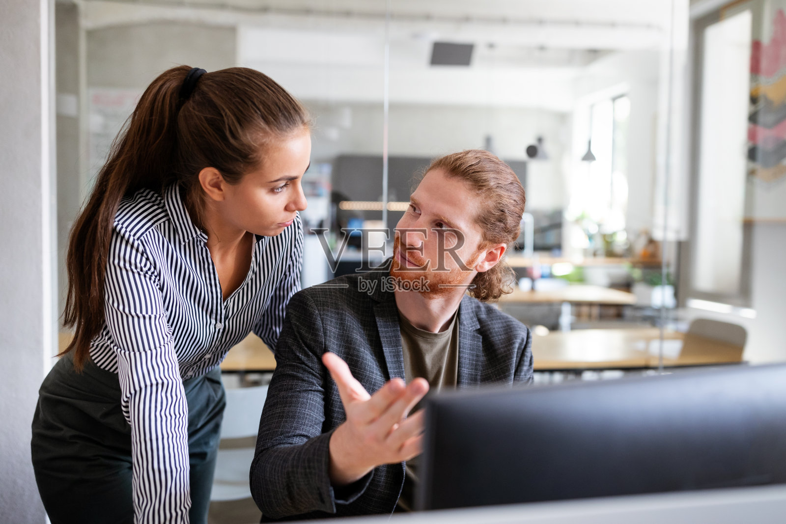 办公室里，商务人士与建筑师讨论工作。照片摄影图片