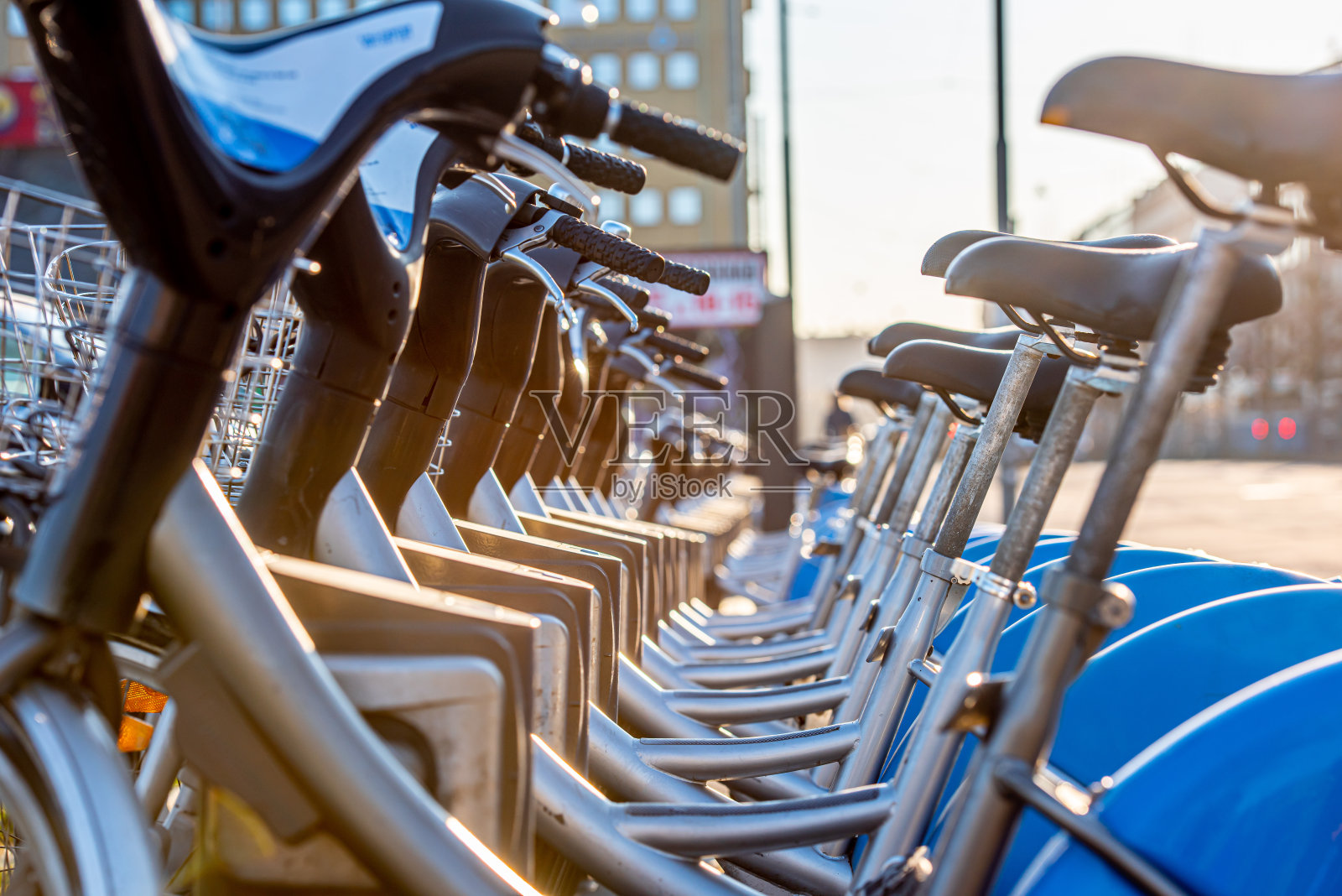 一长排出租的自行车。照片摄影图片