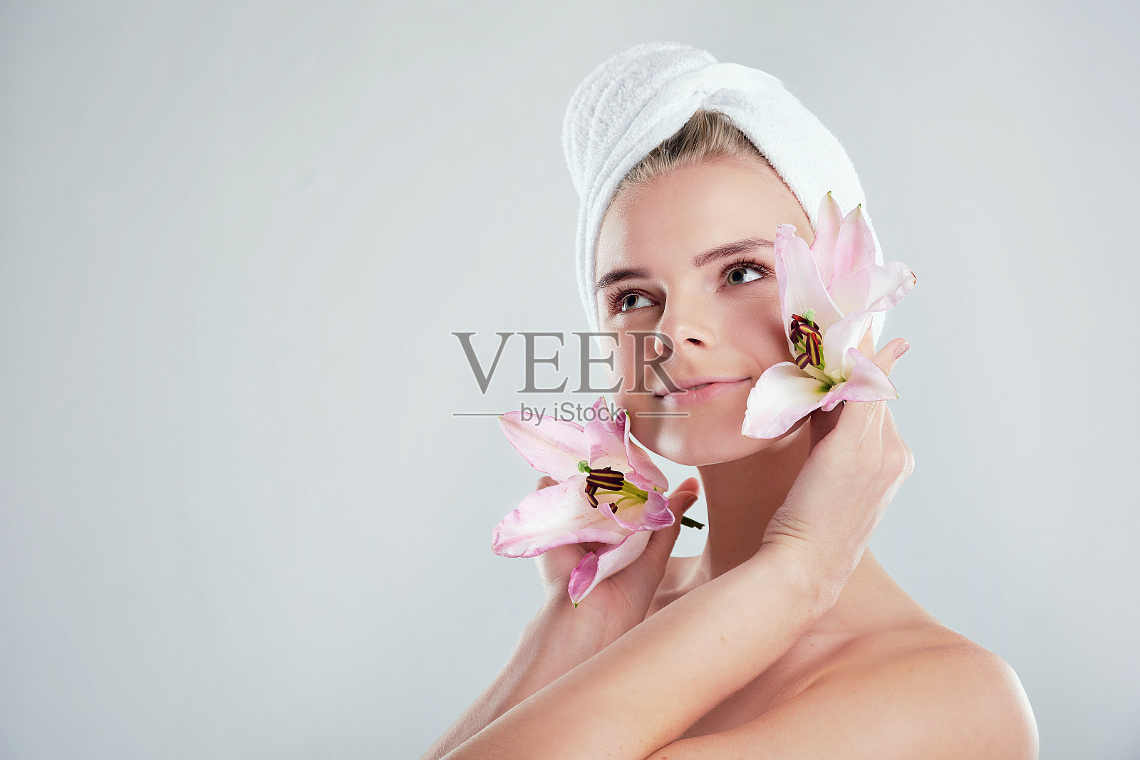 水疗护理：年轻女子展现洁净肌肤照片摄影图片