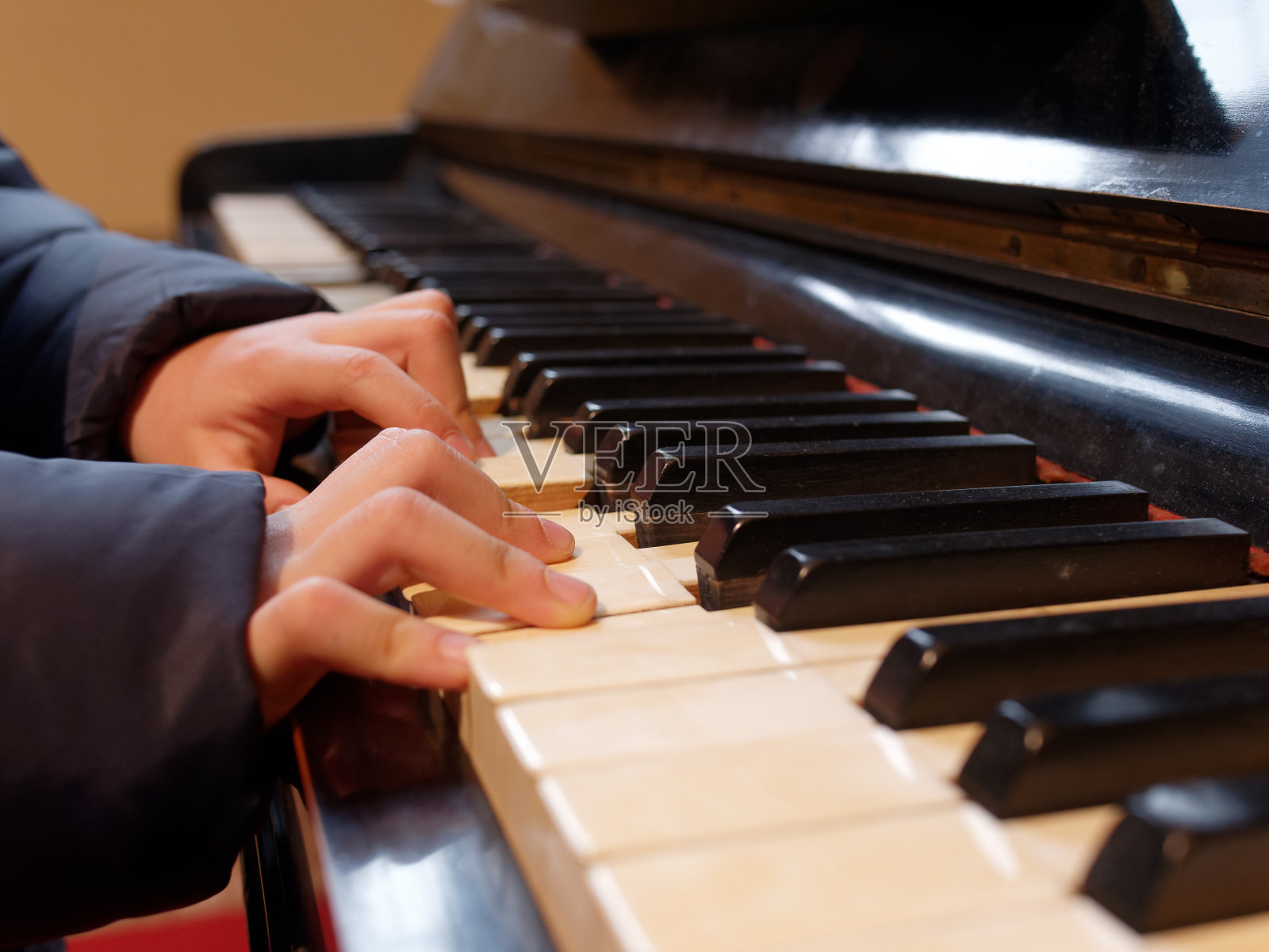 孩子或儿童的手弹钢琴特写照片摄影图片