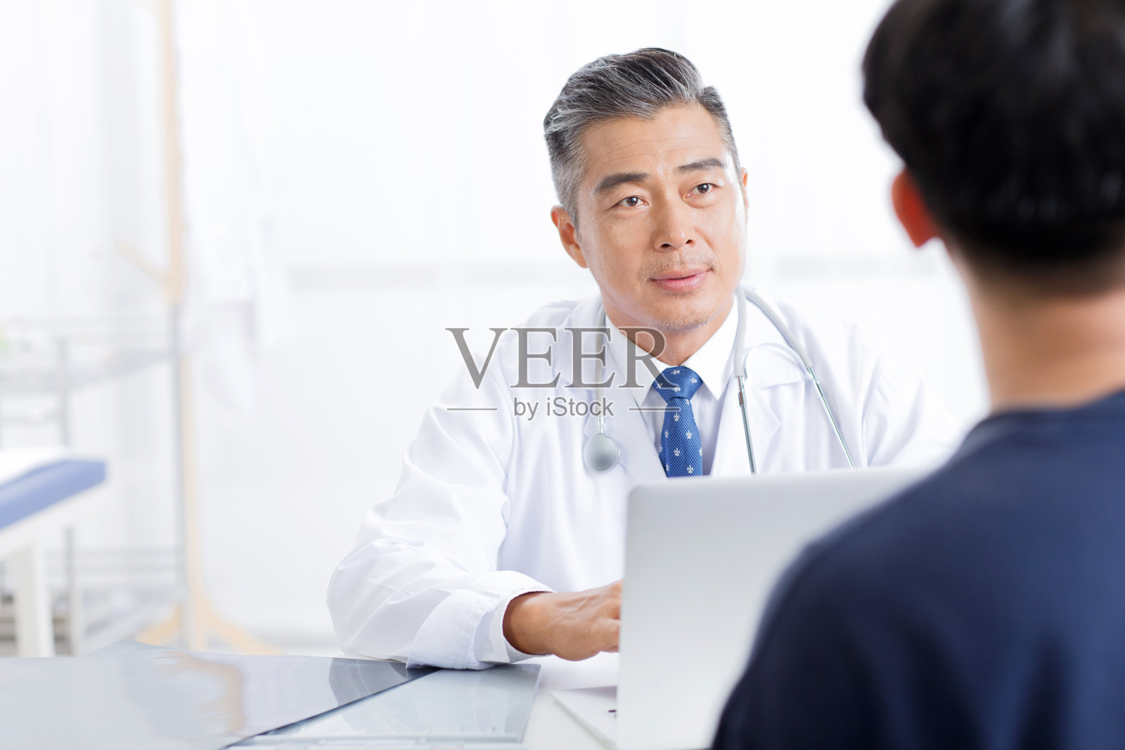 医生为病人诊断和治疗照片摄影图片