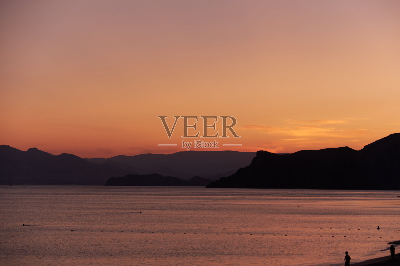 奥尔忠尼基泽黑海上的日落。照片摄影图片