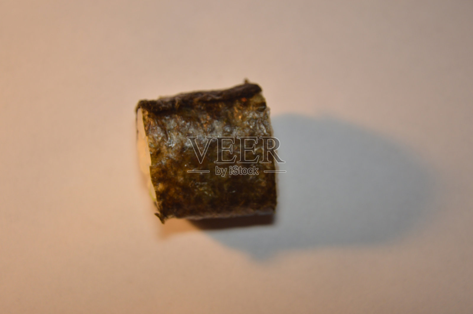 背景是来自日本餐厅的不同寿司照片摄影图片