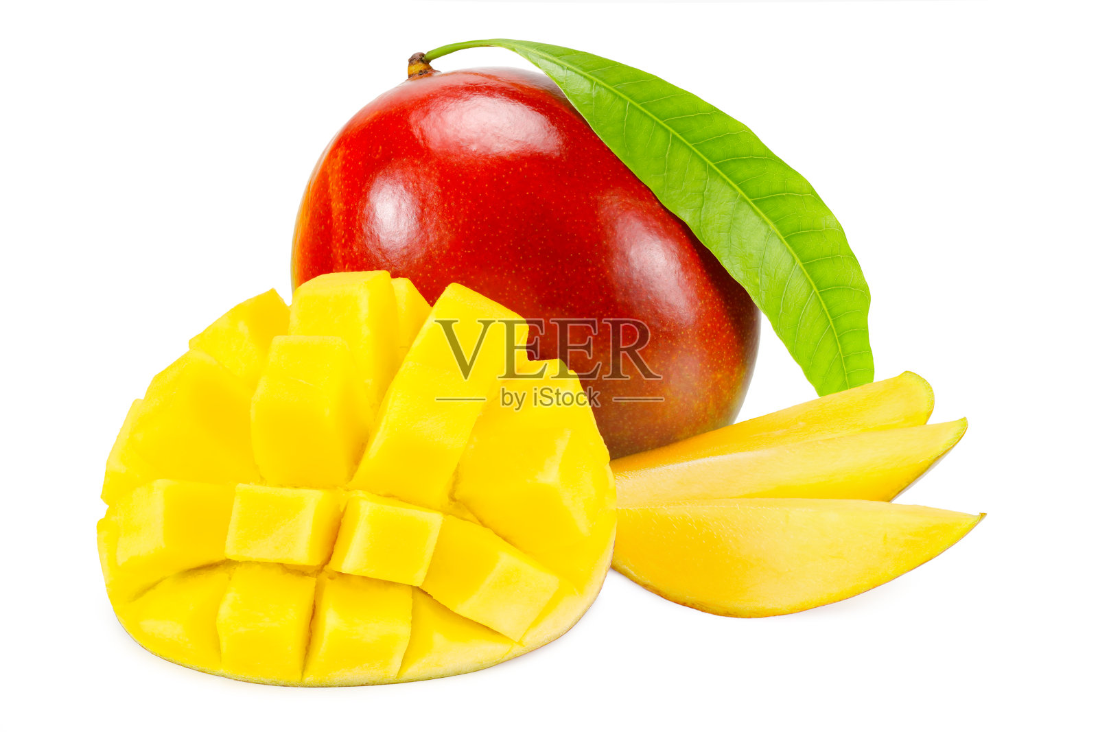芒果片和绿叶孤立在白色背景。健康的食物照片摄影图片