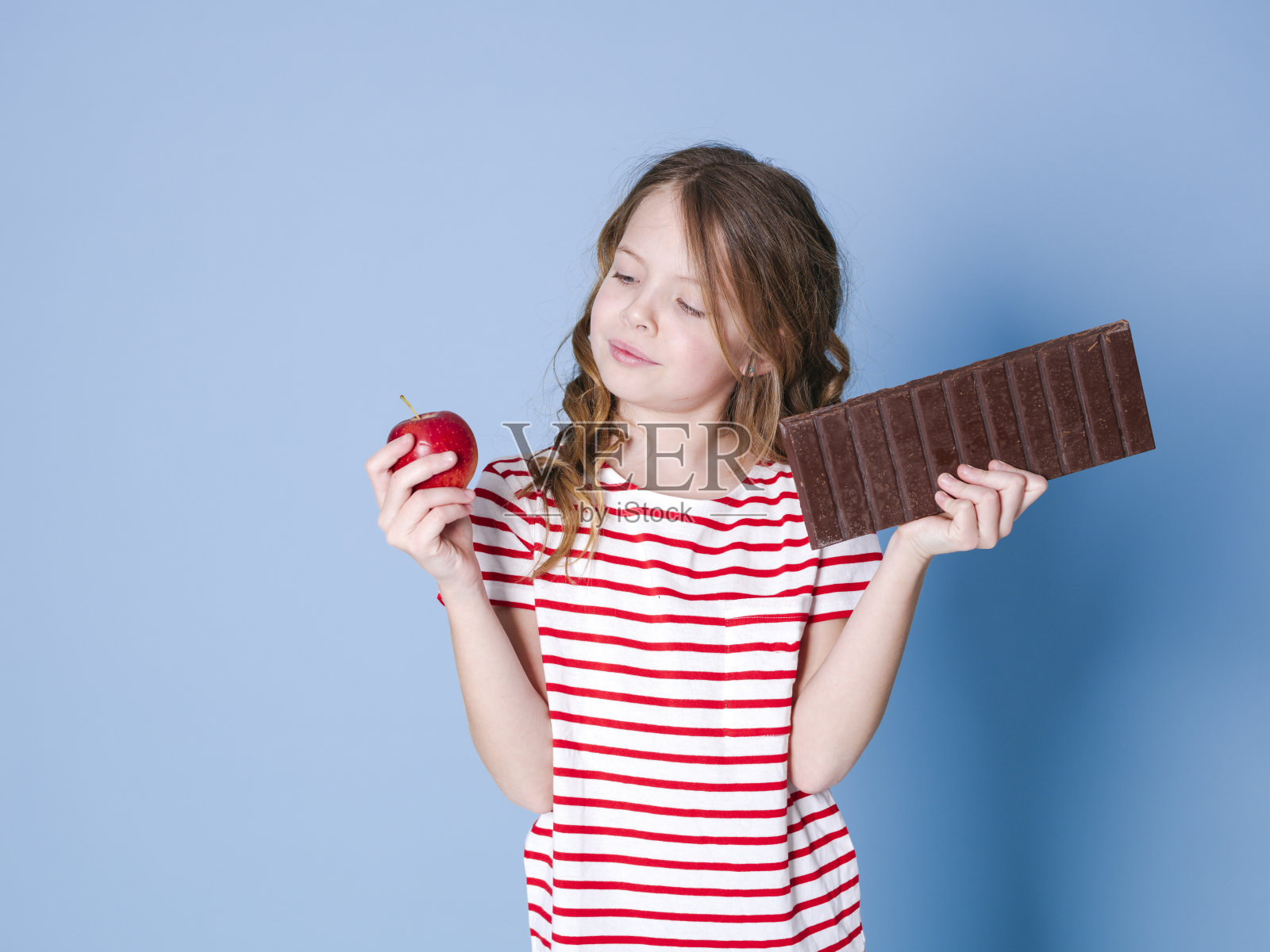 拿着苹果和巧克力的漂亮女孩照片摄影图片