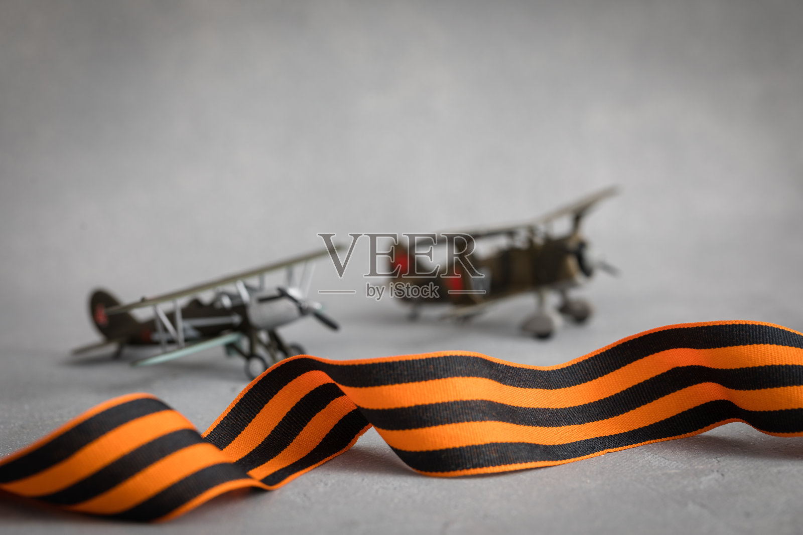 传统的圣乔治彩带上有飞机模型，胜利日，5月9日，选择性聚焦照片摄影图片