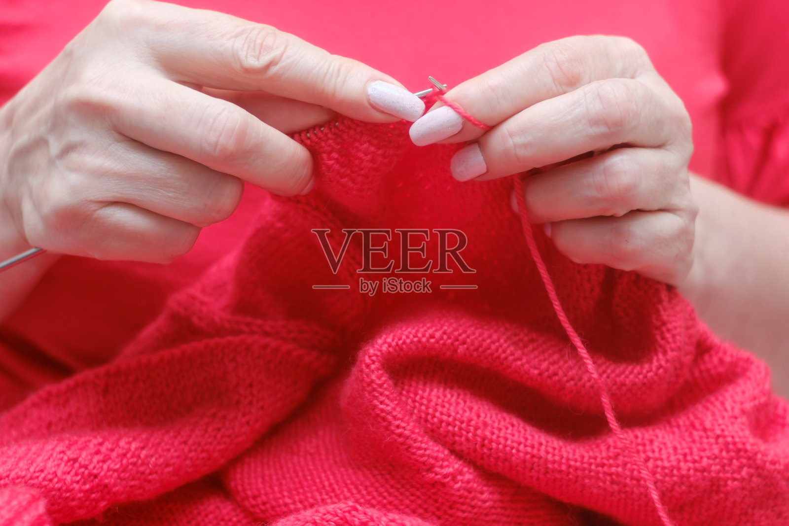 编织温暖的毛衣和红色羊毛纱线照片摄影图片