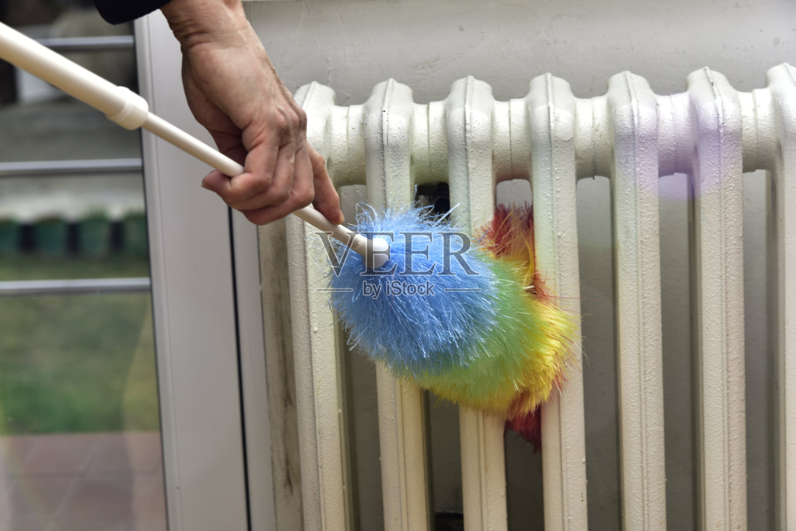 用刷子清除散热器上的灰尘照片摄影图片