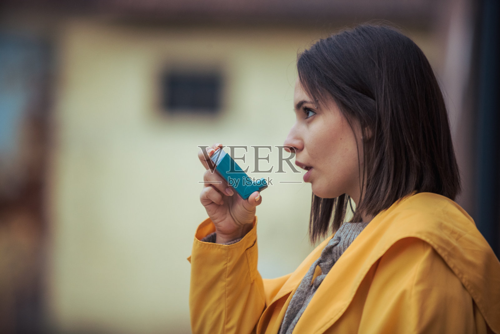 年轻女子使用哮喘吸入器照片摄影图片