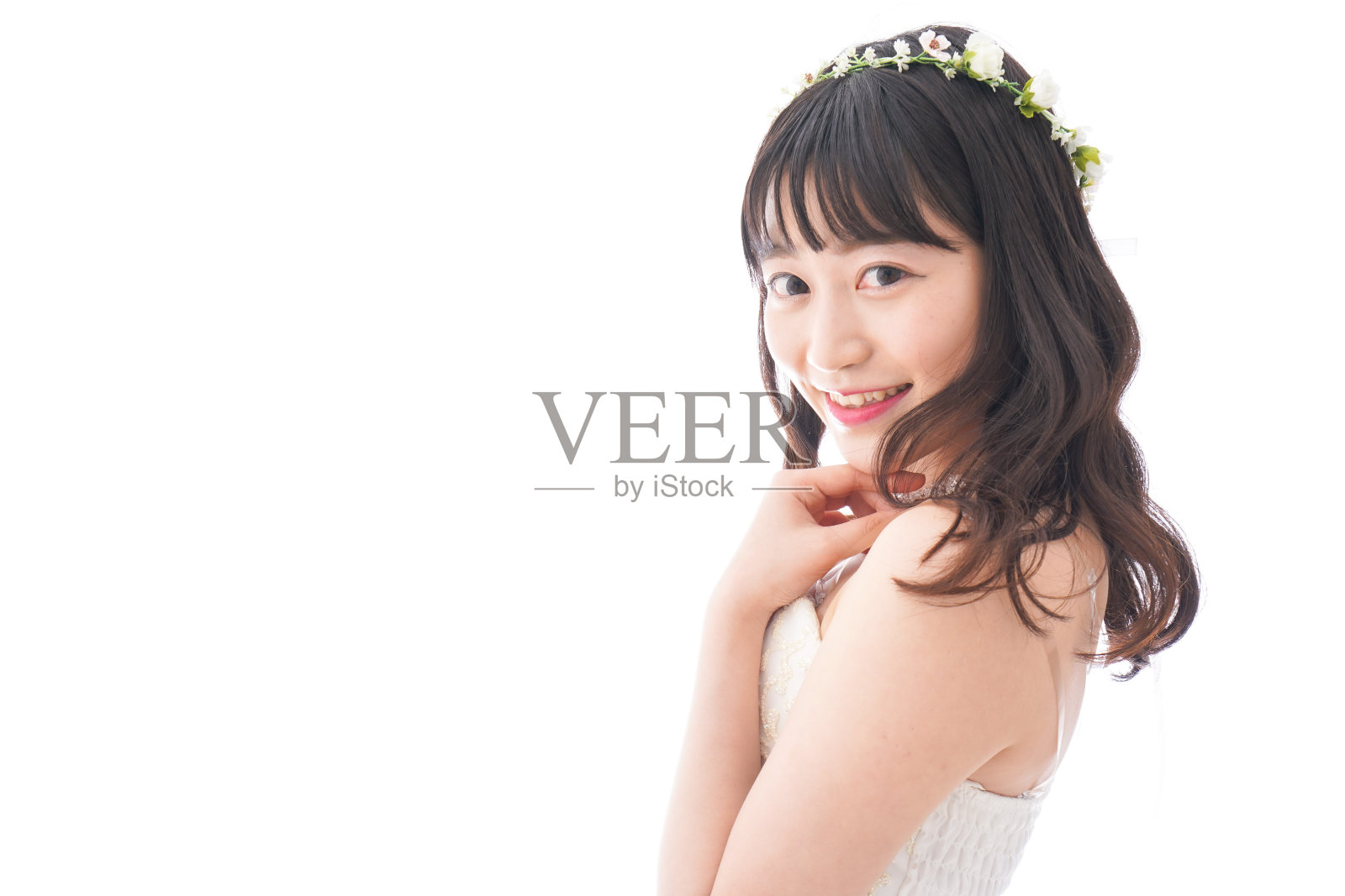 年轻女子穿着婚纱，面带微笑照片摄影图片