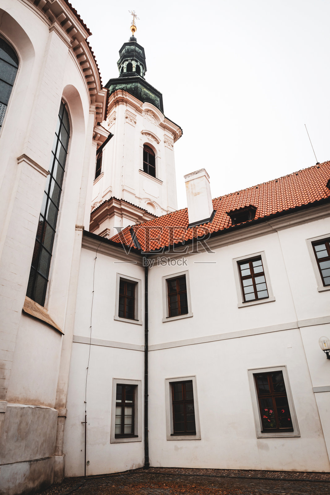 布拉格斯特拉霍夫修道院古老的白色建筑立面照片摄影图片