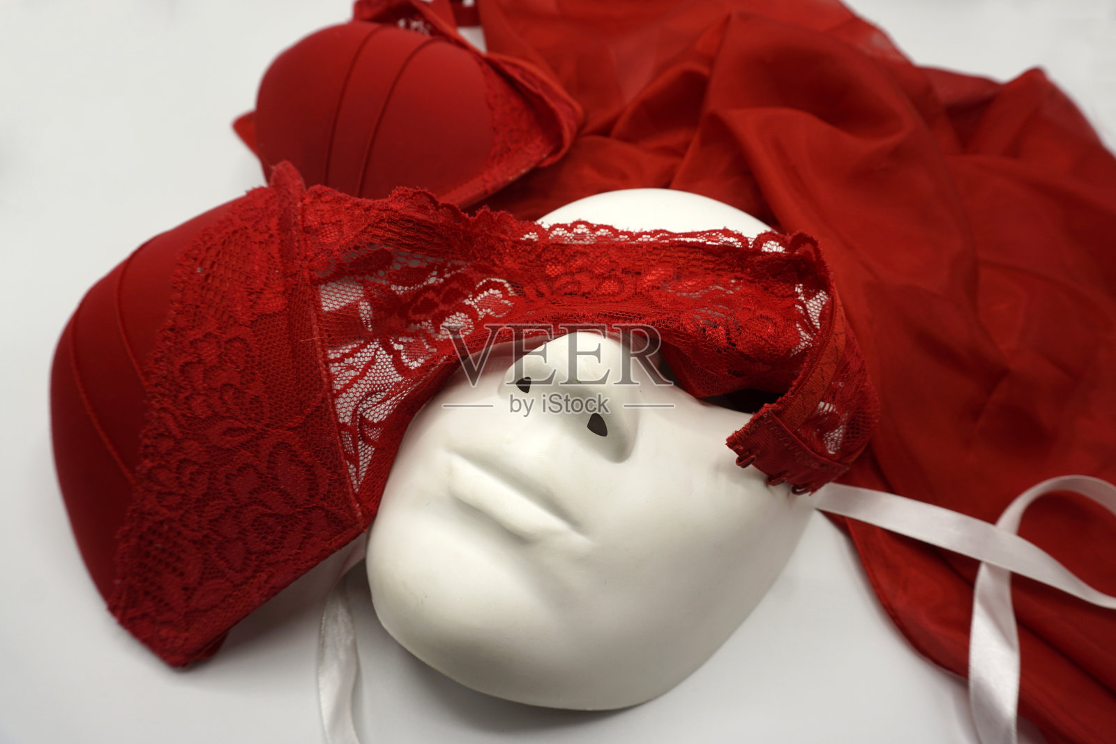 戏剧与浪漫概念：白色古典戏剧面具与红色内衣特写，象征性自由照片摄影图片