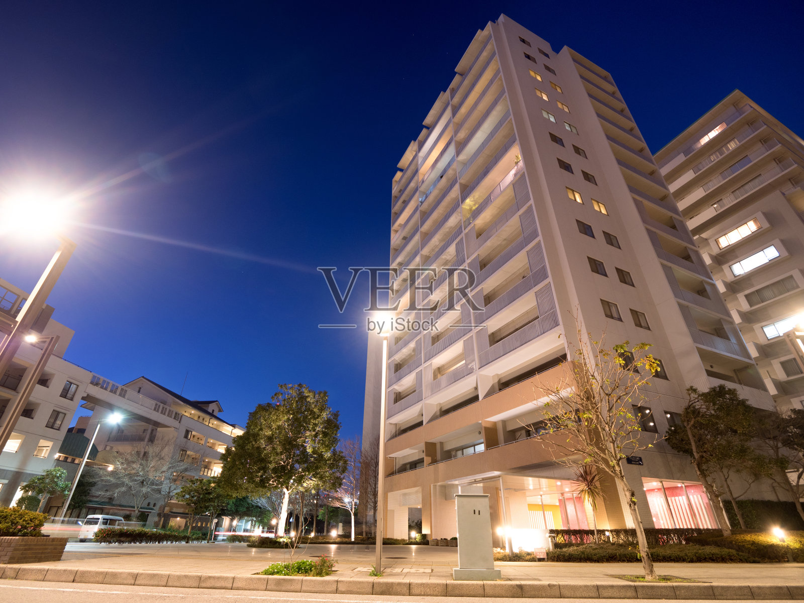 夕阳下的高层公寓楼照片摄影图片