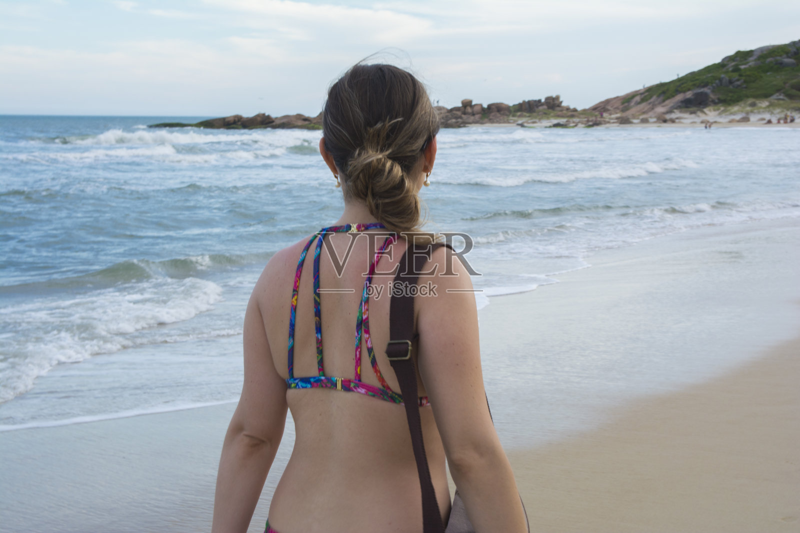 一个女人在海上穿着泳衣的后视图照片摄影图片