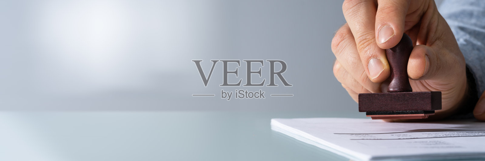 手持橡胶印章的商人照片摄影图片