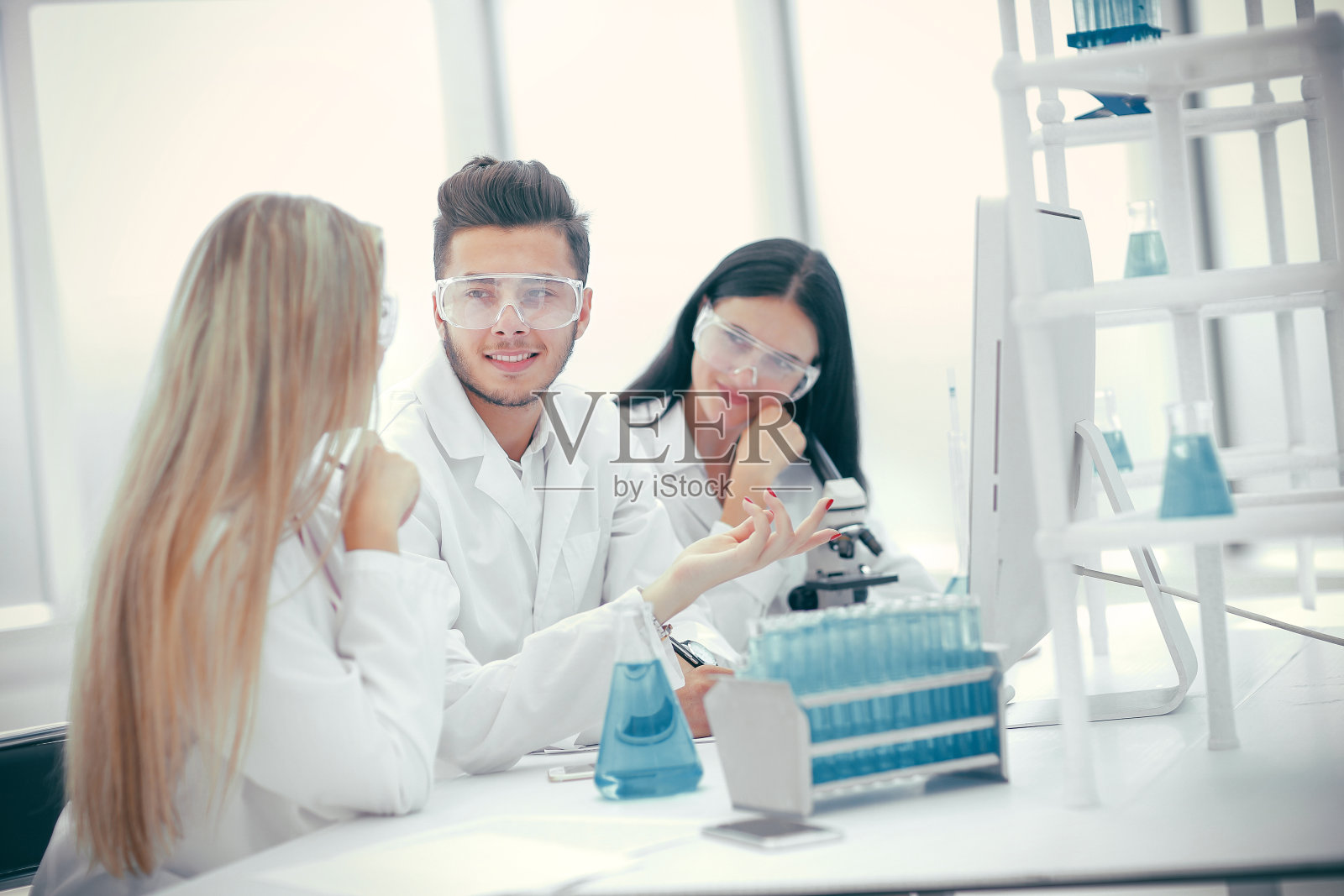 一组医生讨论冠状病毒检测结果照片摄影图片