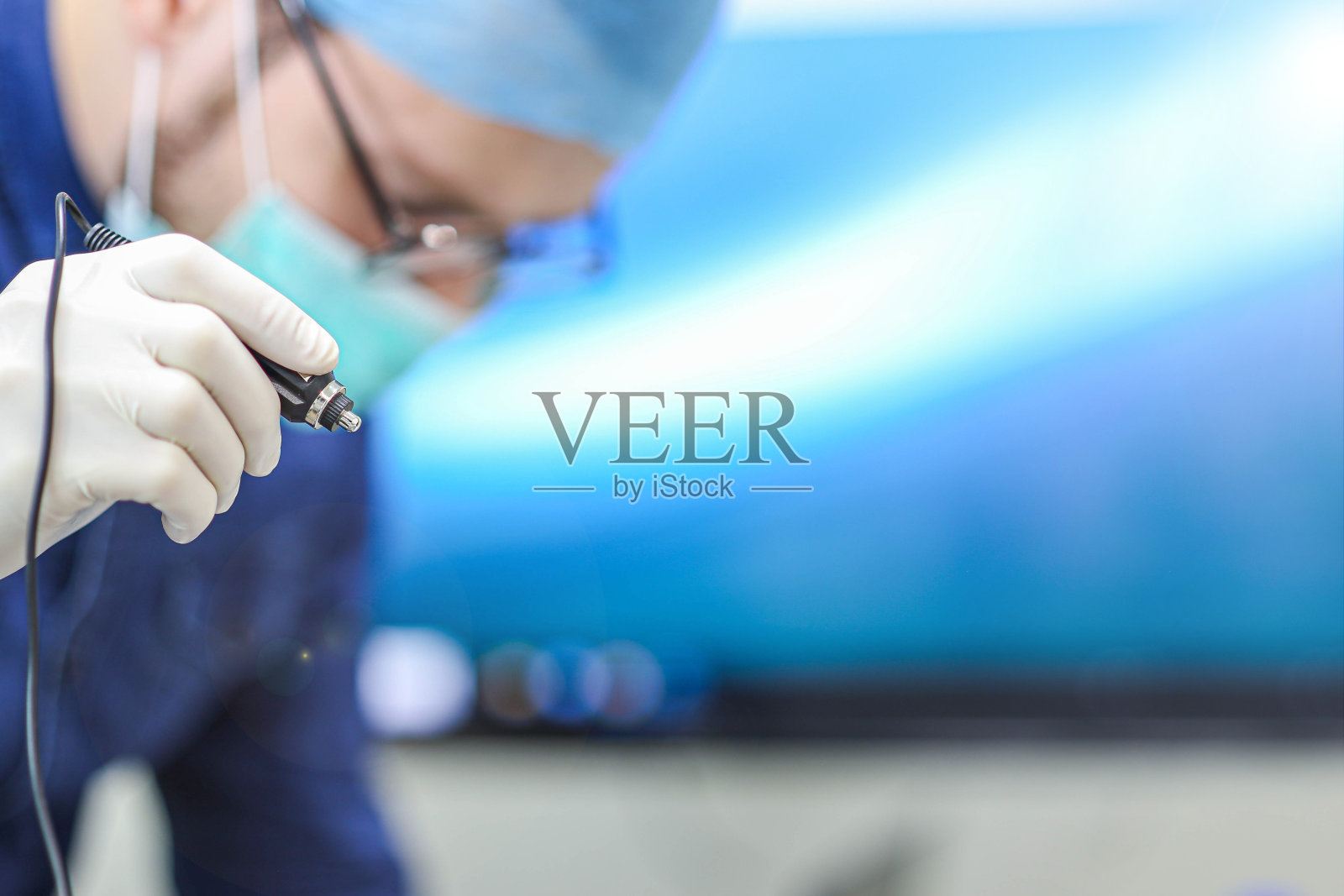 在医疗办公室工作的男外科医生照片摄影图片