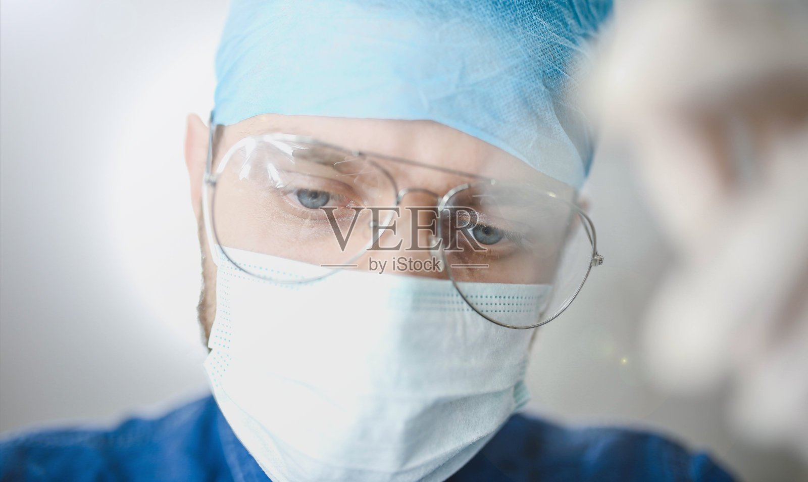 在医疗办公室工作的男外科医生照片摄影图片