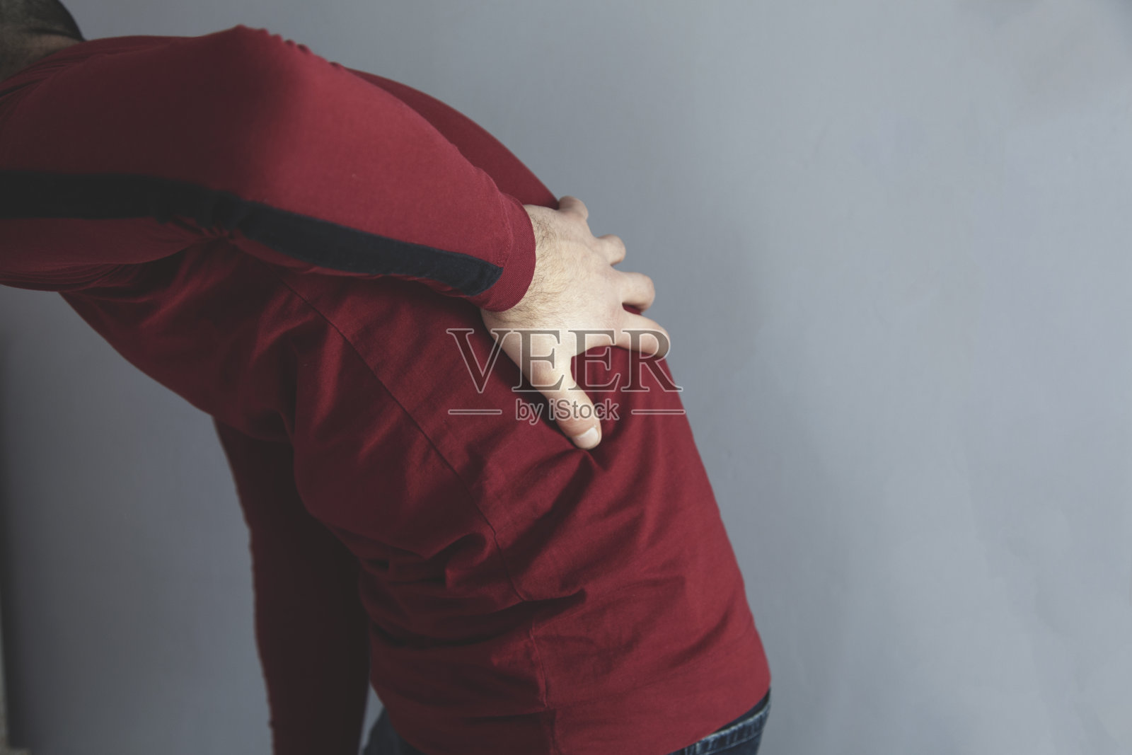 男人手扶着酸痛的背照片摄影图片