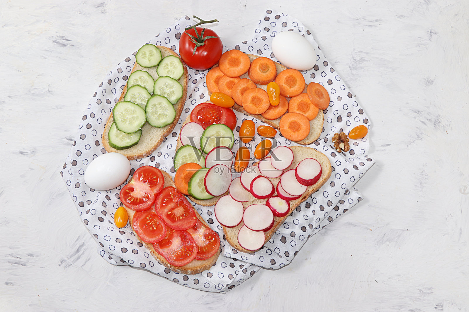 有益的早餐，油炸面包，胡萝卜和黄瓜，西红柿和小萝卜，鸡蛋，绿色三明治，发酵食品，健康饮食和减肥的概念，饮食在一个轻的背景迷你三明治照片摄影图片