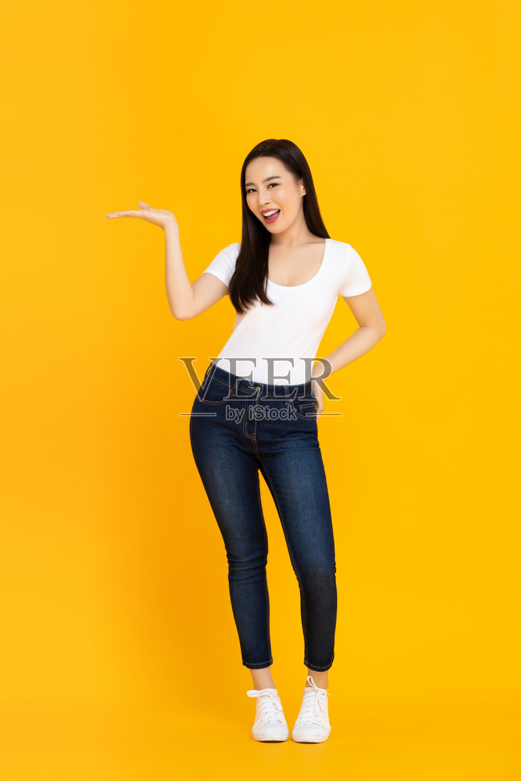 微笑自信的年轻美丽亚洲女性模特做张开手掌的姿势照片摄影图片