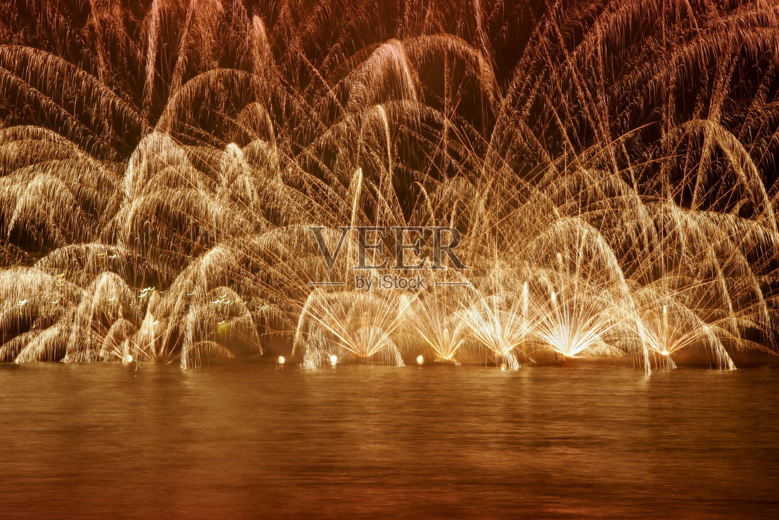 烟花缤纷，在夜晚庆祝照片摄影图片