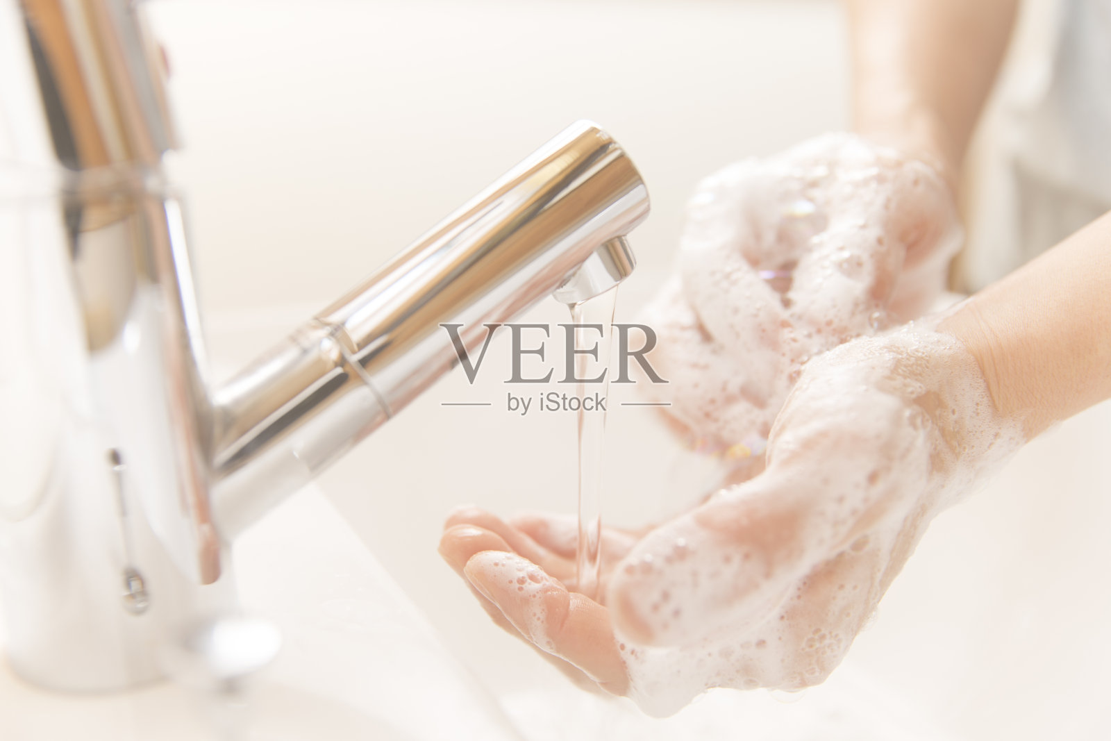 用肥皂洗手照片摄影图片